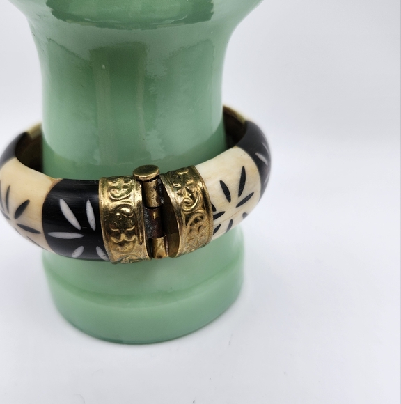 Chunky wood cream & brown bracelet with pin clasp.  India influence. Brass - Picture 2 of 5